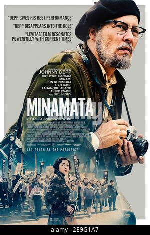 Minamata (2020) diretta da Andrew Levitas e con Johnny Depp, Bill Nighy e Hiroyuki Sanada. Il fotografo di guerra W. Eugene Smith torna in Giappone dove documenta l'effetto devastante dell'avvelenamento da mercurio nelle comunità costiere. Foto Stock