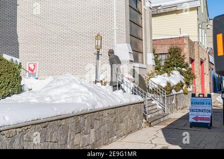 Mount Vernon, Stati Uniti. 04Feb 2021. I pazienti prospettici hanno visto entrare nel sito di vaccinazione pop-up a Mount Vernon presso la Grace Baptist Church a Mount Vernon, NY il 4 febbraio 2021. Il governatore dello Stato di New York ha annunciato l'apertura di siti di vaccinazione pop-up nelle aree più colpite dal virus COVID-19 dove vivono prevalentemente persone di colore. I siti sono aperti solo su appuntamento. (Foto di Lev Radin/Sipa USA) Credit: Sipa USA/Alamy Live News Foto Stock