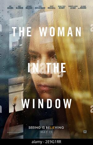 The Woman in the Window (2021) diretto da Joe Wright e interpretato da Amy Adams, Anthony Mackie e Fred Hechinger. Una donna agorafobica che vive da sola a New York inizia a spiare i suoi nuovi vicini, solo per assistere a un inquietante atto di violenza. Foto Stock