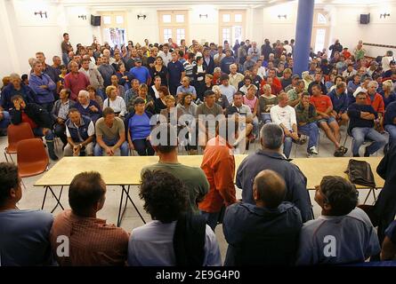 300 coltivatori di ostriche organizzano una riunione nel municipio di Audenge, vicino ad Arcachon, in Francia, in quanto gli allevatori di ostriche nella baia di Arcachon sono vietati di vendere i loro pesci conchiglie per motivi di salute per la terza volta in un anno il 14 settembre 2006. Foto di Patrick Bernard/ABACAPRESS.COM Foto Stock