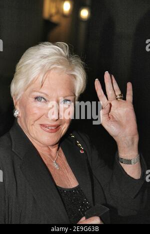 La cantante e attrice francese Line Renaud arriva alla rappresentazione di apertura di 'Les Grandes Edizioni' con Jean Reno e Clementine Celarie al teatro Edouard VII di Parigi, Francia, il 18 settembre 2006. Foto di Denis Guignebourg/ABACAPRESS.COM Foto Stock