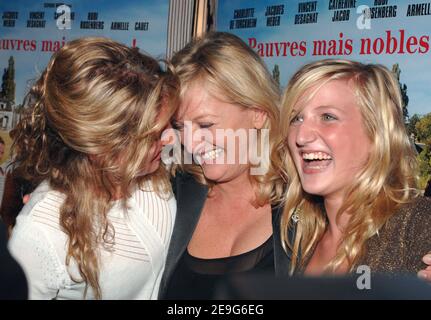 Charlotte de Turckheim, membro e regista del cast, si pone con le sue figlie quando arrivano alla prima del suo nuovo film "Les Aristos" tenuto presso il teatro UGC Cite Les Halles di Parigi, Francia, il 19 settembre 2006. Foto di Nicolas Khayat/ABACAPRESS.COM Foto Stock