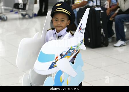 Il 28 settembre 2006 apre ufficialmente a Bangkok, in Thailandia, un nuovo aeroporto internazionale che registra più di 100,000 passeggeri e qualche gremlins nel sistema. L'aeroporto Suvarnabhumi da tre miliardi di dollari è l'aeroporto più trafficato del Sud-est asiatico. L'aeroporto con la torre di controllo più alta (132 m) in tutto il mondo, si trova a Racha Thewa, 30 chilometri ad est di Bangkok e gestirà 76 operazioni di volo all'ora. Foto di Patrick Durand/ABACAPRESS.COM Foto Stock