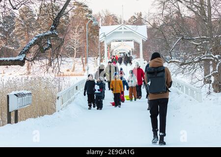 Seurasaari, Helsinki. Finlandia 31 gennaio 2021. Le persone attraversano il ponte. Concetto di stile di vita sano. A piedi al mare. Foto di alta qualità Foto Stock