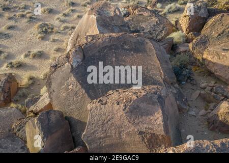 BISHOP, CALIFORNIA, STATI UNITI - 19 gennaio 2021: Una vista della storica Sky Rock petroglifi vicino alla città di Bishop. Foto Stock