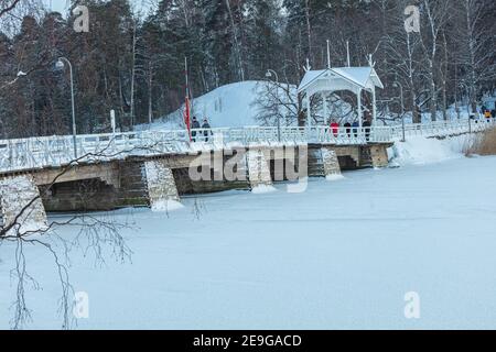 Seurasaari, Helsinki. Finlandia 31 gennaio 2021. Le persone attraversano il ponte. Concetto di stile di vita sano. A piedi al mare. Foto di alta qualità Foto Stock