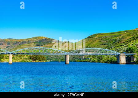 Ponte sul fiume Douro che conduce al villaggio di Pinhao in Portogallo Foto Stock
