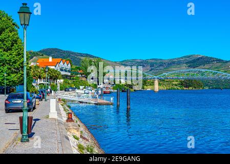 Villaggio di Pinhao sulla riva del fiume Douro in Portogallo Foto Stock