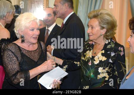 L'attrice francese Line Renaud e Bernadette Chirac arriva a una cena di stato a Yerevana, Armenia, il 29 settembre 2006. Chirac si trova in Armenia il secondo giorno di una visita ufficiale di tre giorni. Foto di Jacques Witt/piscina/ABACAPRESS.COM Foto Stock