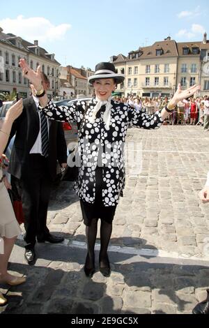 Madame Genevieve de Fontenay arriva all'ex Miss Francia e Miss Europa Elodie Gossuin e Bertrand Lacherie matrimonio alla chiesa di Compiegne e municipio di Trolly-Breuil nel Nord della Francia il 1 luglio 2006. Foto di Nebinger-Suu/ABACAPRESS.COM Foto Stock