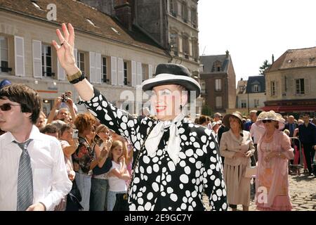 Madame Genevieve de Fontenay arriva all'ex Miss Francia e Miss Europa Elodie Gossuin e Bertrand Lacherie matrimonio alla chiesa di Compiegne e municipio di Trolly-Breuil nel Nord della Francia il 1 luglio 2006. Foto di Nebinger-Suu/ABACAPRESS.COM Foto Stock