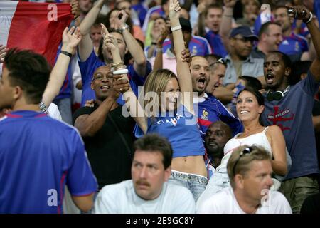 La moglie di Thierry Henry modello inglese Nicole Merry e un amico durante la Coppa del mondo 2006, quater-final, Brasile contro Francia allo stadio Commerzbank-Arena di Francoforte, Germania, il 1 luglio 2006. La Francia ha vinto 1-0 e anticipa le semifinali della Coppa del mondo. Foto di Gouhier-Hahn-Orban/Cameleon/ABACAPRESS.COM Foto Stock