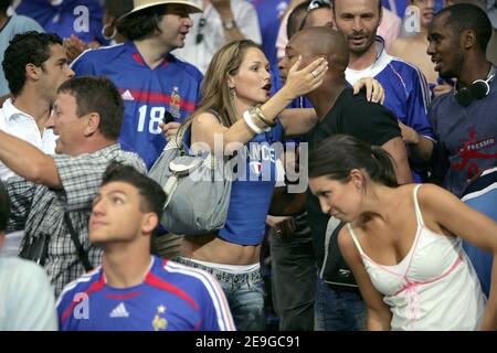 La moglie di Thierry Henry modello inglese Nicole Merry e un amico durante la Coppa del mondo 2006, quater-final, Brasile contro Francia allo stadio Commerzbank-Arena di Francoforte, Germania, il 1 luglio 2006. La Francia ha vinto 1-0 e anticipa le semifinali della Coppa del mondo. Foto di Gouhier-Hahn-Orban/Cameleon/ABACAPRESS.COM Foto Stock