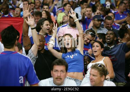 La moglie di Thierry Henry modello inglese Nicole Merry e un amico durante la Coppa del mondo 2006, quater-final, Brasile contro Francia allo stadio Commerzbank-Arena di Francoforte, Germania, il 1 luglio 2006. La Francia ha vinto 1-0 e anticipa le semifinali della Coppa del mondo. Foto di Gouhier-Hahn-Orban/Cameleon/ABACAPRESS.COM Foto Stock