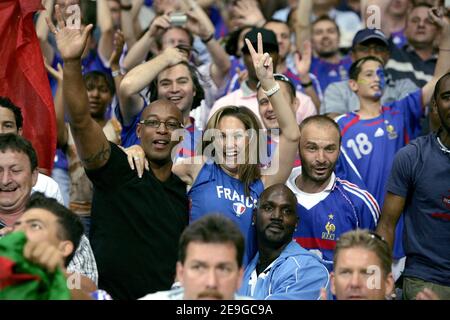 La moglie di Thierry Henry modello inglese Nicole Merry e un amico durante la Coppa del mondo 2006, quater-final, Brasile contro Francia allo stadio Commerzbank-Arena di Francoforte, Germania, il 1 luglio 2006. La Francia ha vinto 1-0 e anticipa le semifinali della Coppa del mondo. Foto di Gouhier-Hahn-Orban/Cameleon/ABACAPRESS.COM Foto Stock