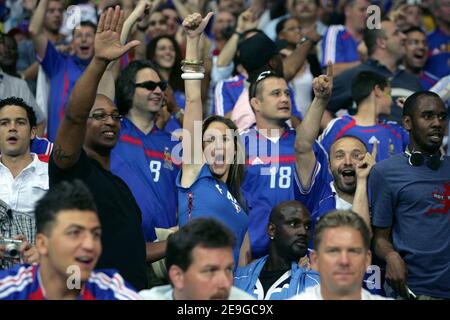 La moglie di Thierry Henry modello inglese Nicole Merry e un amico durante la Coppa del mondo 2006, quater-final, Brasile contro Francia allo stadio Commerzbank-Arena di Francoforte, Germania, il 1 luglio 2006. La Francia ha vinto 1-0 e anticipa le semifinali della Coppa del mondo. Foto di Gouhier-Hahn-Orban/Cameleon/ABACAPRESS.COM Foto Stock