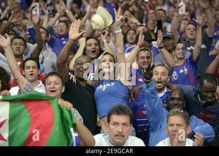 La moglie di Thierry Henry modello inglese Nicole Merry e un amico durante la Coppa del mondo 2006, quater-final, Brasile contro Francia allo stadio Commerzbank-Arena di Francoforte, Germania, il 1 luglio 2006. La Francia ha vinto 1-0 e anticipa le semifinali della Coppa del mondo. Foto di Gouhier-Hahn-Orban/Cameleon/ABACAPRESS.COM Foto Stock