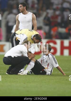 L'allenatore tedesco Juergen Klinsmann console Lukas Podolski dopo la Coppa del mondo 2006, semifinali, Italia contro Germania allo stadio Signal Iduna Park di Dortmund, Germania, il 4 luglio 2006. L'Italia ha vinto 2-0. Foto di Christian Liegi/ABACAPRESS.COM Foto Stock