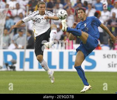 La Germania Lukas Podollski si batte per la palla con Marco Materazzi in Italia durante la Coppa del mondo 2006, semifinali, Italia contro Germania allo stadio Signal Iduna Park di Dortmund, Germania, il 4 luglio 2006. L'Italia ha vinto 2-0. Foto di Christian Liegi/ABACAPRESS.COM Foto Stock