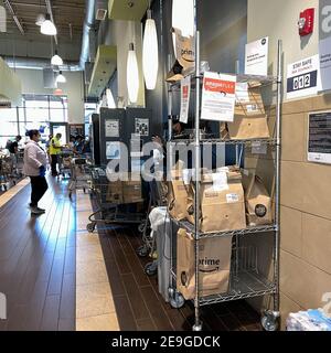 Orlando, FL USA - 24 gennaio 2021: Amazon prime Fresh Orders imballato e pronto per essere consegnato in un Whole Foods Store a Orlando, Florida. Foto Stock