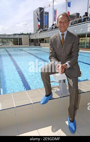 Il sindaco di Parigi bertrand Delanoe apre la nuova piscina galleggiante sulla Senna, nel 13 ° distretto di Parigi, Francia il 5 luglio 2006. La struttura offre inoltre un centro fitness, una spa, jacuzzi, solarium, sauna e bagno turco. Foto di Giancarlo Gorassini/ABACAPRESS.COM Foto Stock