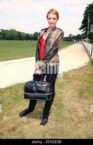 Helene de Fougerolles partecipa alla presentazione della collezione Haute-Couture autunno-inverno 2007 di Dior, tenutasi al Polo Club di Parigi, Francia, il 5 luglio 2006. Foto di Nebinger-Taamallah/ABACAPRESS.COM Foto Stock