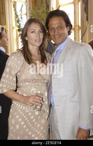 L'attrice Liz Hurley e il suo fidanzato Arun Nayar partecipano all'evento in cui lo stilista italiano Valentino è stato premiato con la medaglia di 'Chevalier de la Legion d'Honneur' a Parigi, in Francia, il 6 luglio 2006. Foto di Giancarlo Gorassini/ABACAPRESS.COM Foto Stock