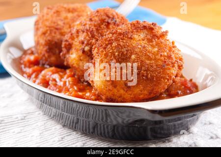 maccheroni e palle di formaggio con salsa marinara Foto Stock