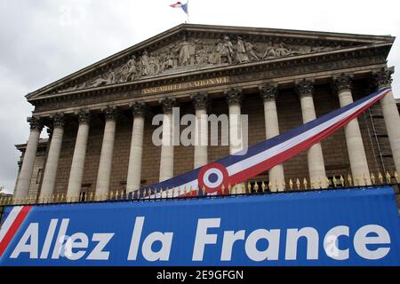 Un banner che recita 'Go France' a sostegno della nazionale di calcio francese adorna la facciata dell'Assemblea nazionale francese a Parigi il 7 luglio 2006. Foto di Nicolas Chauveau/Cameleon/ABACAPRESS.COM Foto Stock