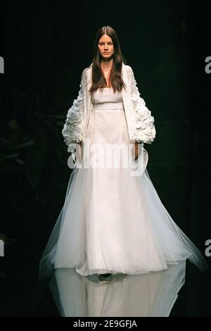 Un modello mostra una creazione di Givenchy Haute-Couture collezione autunno-inverno 2007 a Parigi, Francia, il 7 luglio 2006. Foto di Java/ABACAPRESS.COM Foto Stock