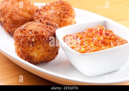 maccheroni e palle di formaggio con salsa marinara Foto Stock