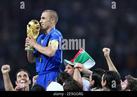 Il capitano italiano Fabio Cannavaro solleva il trofeo durante la Coppa del mondo 2006, finale, Italia contro Francia allo stadio Olympiastadion di Berlino, Germania, il 9 luglio 2006. Il gioco si è concluso in un pareggio 1-1. L'Italia ha vinto la sessione di penalità 5-4. Foto di Gouhier-Hahn-Orban/Cameleon/ABACAPRESS.COM Foto Stock