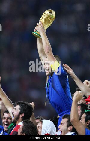 Il capitano italiano Fabio Cannavaro solleva il trofeo durante la Coppa del mondo 2006, finale, Italia contro Francia allo stadio Olympiastadion di Berlino, Germania, il 9 luglio 2006. Il gioco si è concluso in un pareggio 1-1. L'Italia ha vinto la sessione di penalità 5-4. Foto di Gouhier-Hahn-Orban/Cameleon/ABACAPRESS.COM Foto Stock