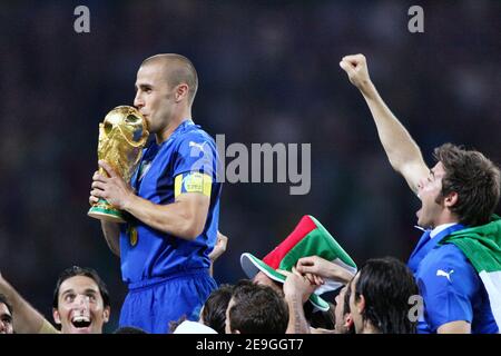 Il capitano italiano Fabio Cannavaro solleva il trofeo durante la Coppa del mondo 2006, finale, Italia contro Francia allo stadio Olympiastadion di Berlino, Germania, il 9 luglio 2006. Il gioco si è concluso in un pareggio 1-1. L'Italia ha vinto la sessione di penalità 5-4. Foto di Gouhier-Hahn-Orban/Cameleon/ABACAPRESS.COM Foto Stock