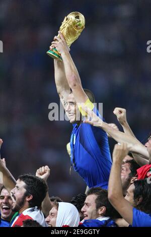 Il capitano italiano Fabio Cannavaro solleva il trofeo durante la Coppa del mondo 2006, finale, Italia contro Francia allo stadio Olympiastadion di Berlino, Germania, il 9 luglio 2006. Il gioco si è concluso in un pareggio 1-1. L'Italia ha vinto la sessione di penalità 5-4. Foto di Gouhier-Hahn-Orban/Cameleon/ABACAPRESS.COM Foto Stock