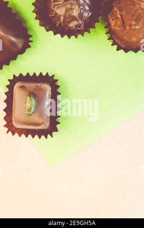 Vista dall'alto verticale di deliziose caramelle al cioccolato con vari ripieni Foto Stock