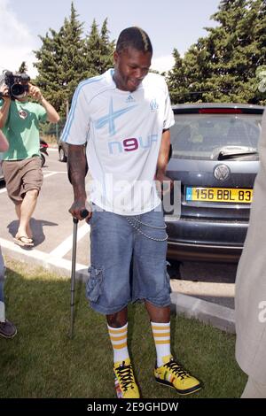 L'attaccante francese Djibil Cisse cammina con le grondole dopo una conferenza stampa a Marsiglia, in Francia, il 12 luglio 2006. Cisse è entrato a far parte dell'Olympique Marseille da Liverpool su un prestito stagionale, una fonte vicina al Ligue 1 club ha detto martedì. Cisse ha perso le finali della Coppa del mondo in Germania dopo aver rotto la gamba durante l'ultimo Warm-up match francese contro la Cina il 7 giugno. Foto di Gerald Holubowicz/ABACAPRESS.COM Foto Stock