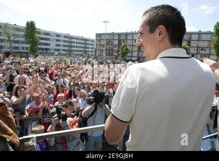 Il calciatore francese Franck Ribery riceve la medaglia di Boulogne-sur-Mer città, Nord-Est della Francia il 14 luglio 2006 dal sindaco Frederic Cuvillier e in presenza del vice socialista Jack Lang. Franck Ribery è accompagnato dalla sua famiglia e ha ricevuto congratulazioni da cittadini e tifosi riuniti di fronte al municipio. Franck Ribery è stato considerato uno dei migliori giocatori francesi durante la Coppa del mondo 2006. Foto di Mousse/ABACAPRESS.COM Foto Stock