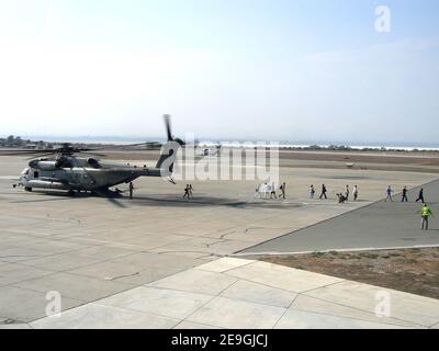 I cittadini statunitensi escono da un elicottero US Marine Corps CH-53 assegnato alla 24a unità di spedizione marina a Cipro, dopo la loro partenza dall'Ambasciata degli Stati Uniti a Beirut, Libano, il 16 luglio 2006. Su richiesta dell'Ambasciatore degli Stati Uniti in Libano e sotto la direzione del Segretario della Difesa, il comando Centrale degli Stati Uniti e i Marines degli Stati Uniti stanno assistendo alla partenza autorizzata dei cittadini statunitensi dal Libano. Foto di USN via ABACAPRESS.COM Foto Stock
