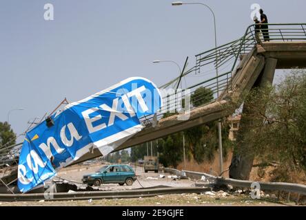 Scene di ponti e infrastrutture distrutte da aerei di guerra israeliani, tagliando Beirut dalle province meridionali del paese, dove Hezbollah ha sparato razzi in Israele. Dopo che il 'partito di Dio' sciita ha rapito due soldati israeliani dal confine con il Libano, Israele ha dichiarato guerra al Libano e ha bombardato le principali infrastrutture del paese, tra cui l'aeroporto internazionale, le autostrade e le centrali elettriche. beirut, Libano, il 18 luglio 2006. Foto di Michael Dorhn/ABACAPRESS.COM Foto Stock