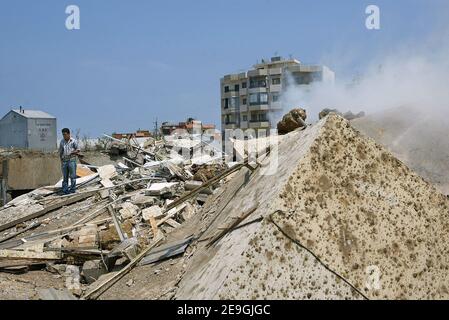 Scene di ponti e infrastrutture distrutte da aerei di guerra israeliani, tagliando Beirut dalle province meridionali del paese, dove Hezbollah ha sparato razzi in Israele. Dopo che il 'partito di Dio' sciita ha rapito due soldati israeliani dal confine con il Libano, Israele ha dichiarato guerra al Libano e ha bombardato le principali infrastrutture del paese, tra cui l'aeroporto internazionale, le autostrade e le centrali elettriche. beirut, Libano, il 18 luglio 2006. Foto di Michael Dorhn/ABACAPRESS.COM Foto Stock