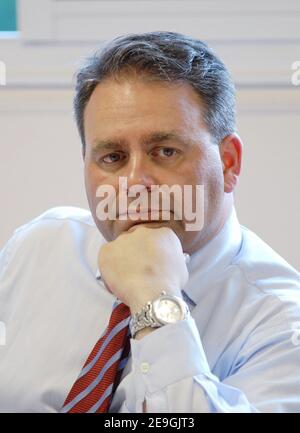 Il ministro francese della Sanità Xavier Bertrand visita i rifugi senza tetto con Samu Social (programma francese per l'assistenza ai senzatetto) a Parigi, Francia, mercoledì 19 luglio 2006. Foto di Nicolas Khayat/ABACAPRESS.COM Foto Stock