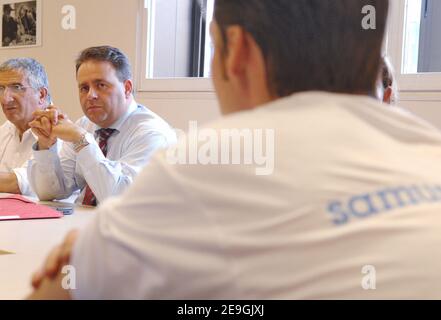 Il ministro francese della Sanità Xavier Bertrand visita i rifugi senza tetto con Samu Social (programma francese per l'assistenza ai senzatetto) a Parigi, Francia, mercoledì 19 luglio 2006. Foto di Nicolas Khayat/ABACAPRESS.COM Foto Stock