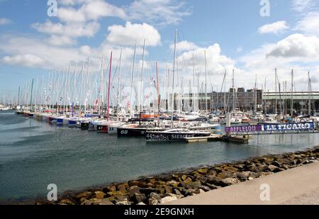 Illustrazione prima della gara solista: 9 skipper, di cui 29 rooky, cinque donne e sei iscritti internazionali, hanno presentato le loro iscrizioni alla la Solitaire Afflelou le Figaro 2006, per vincere la gara solistica di 1,898 miglia nautiche tra Francia, Spagna e Irlanda, Che produrrà il vincitore assoluto della 37a edizione a Cherbourg-Octeville, Francia, il 31 luglio 2006. Foto di Nicolas Chauveau/Cameleon/ABACAPRESS.COM Foto Stock