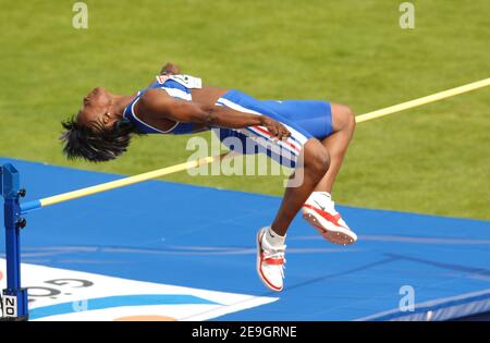 Eunice Barber in Francia compete sul salto di Hight Jump dell'eptalthlon durante i Campionati europei di pista e campo, a Goteborg, Svezia, il 7 agosto 2006. Foto di Guibbaud-Kempinaire/Cameleon/ABACAPRESS.COM Foto Stock