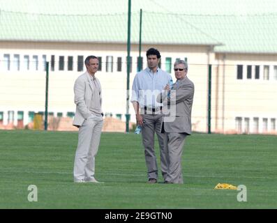 I membri del personale Alain Roche, Alain Cayzac e Rai partecipano ad una sessione di allenamento della squadra di calcio parigina Paris Saint-Germain (PSG) al Camp des Loges di Saint Germain en Laye, nei pressi di Parigi, il 10 agosto 2006. Foto di Nicolas Khayat/Cameleon/ABACAPRESS.COM Foto Stock