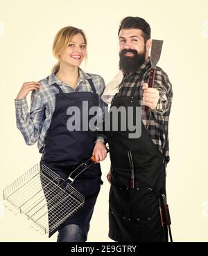 Coppia nell'amore che ottiene pronto per barbecue. Picnic e barbecue. Vacanze estive. Uomo con bearded hippster e ragazza pronti per barbecue sfondo bianco. Festa barbecue cortile. Idee barbecue per la famiglia. Foto Stock