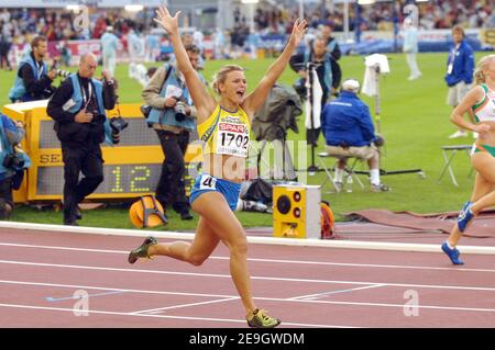 La svedese Suzanna Kallur si esibisce su 100 metri fa precipitare le donne durante i Campionati europei di pista e campo, a Goteborg, Svezia, il 11 agosto 2006. Foto di Guibbaud-Kempinaire/Cameleon/ABACAPRESS.COM Foto Stock