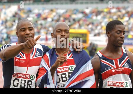 I team britannici Mark Lewis-Francis, Marlon Devonish e Dwain Chambers posano dopo la vittoria sulla finale DI 4X100 metri durante i Campionati europei di pista e campo, a Goteborg, Svezia, il 13 agosto 2006. Foto di Guibbaud-Kempinaire/Cameleon/ABACAPRESS.COM Foto Stock