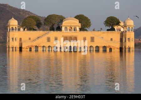 India Jaipur Jal Mahal, o Lake Palace sul lago Man Sagar da Tramonto Foto Stock